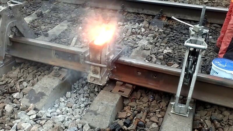 Сифонная заливка при термитной сварке рельсов: физика процесса, защита от дефектов и экономика бесстыкового пути