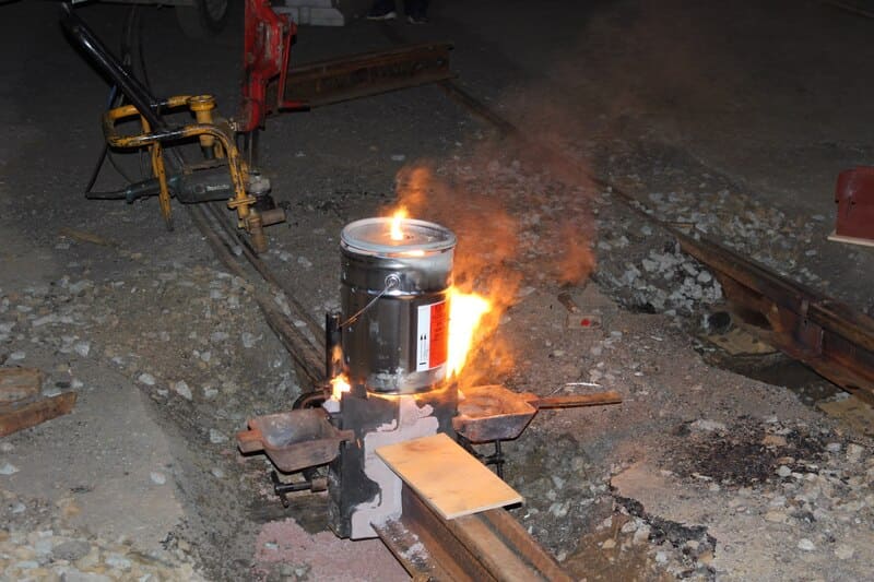 Синергия технологий: как интеграция термитной сварки и эластомерной заливки гарантирует надежность бесстыкового пути в городских условиях